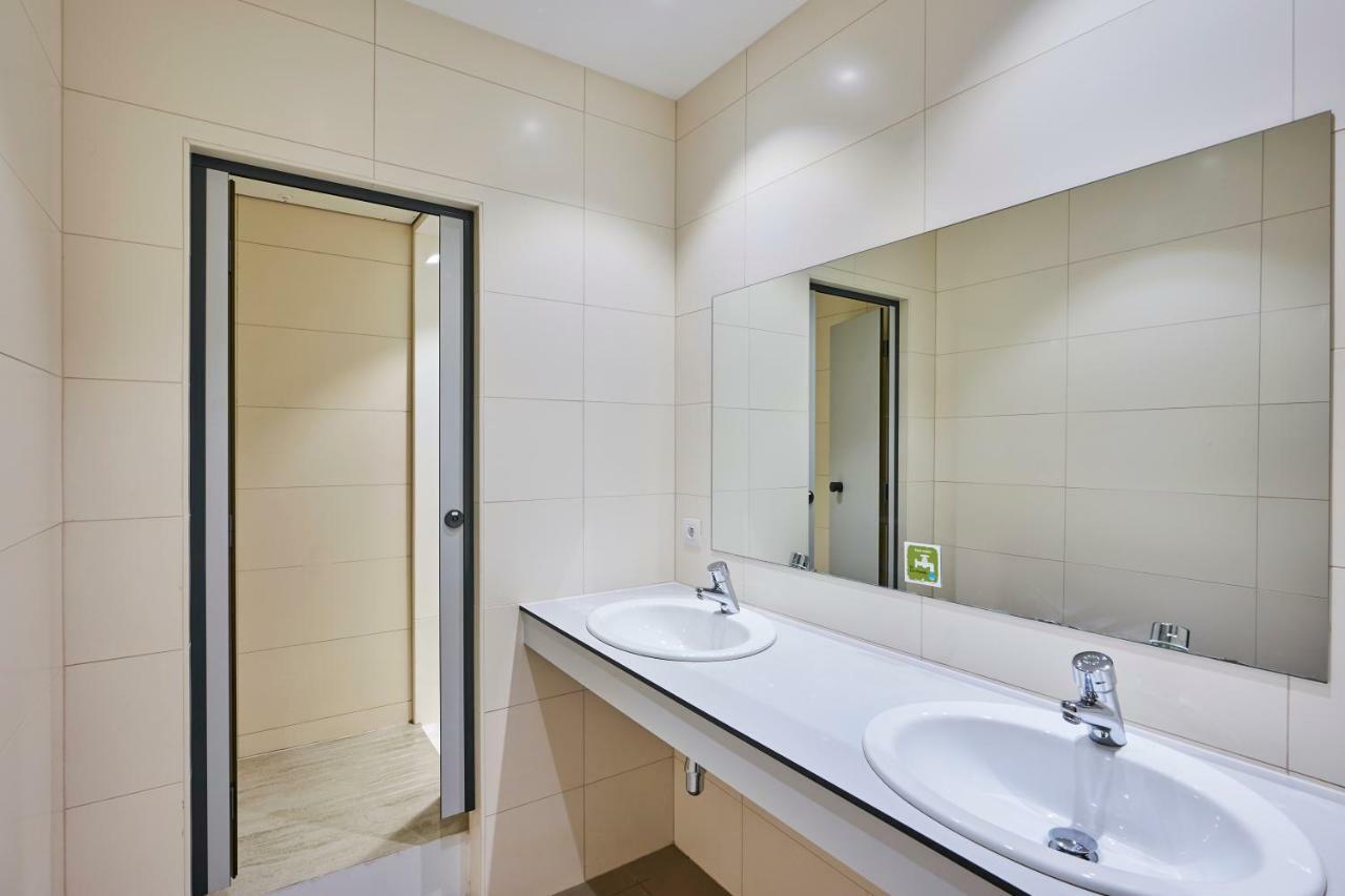 Sint-Jans-Molenbeek Hi Generation Europe Hostel מראה חיצוני תמונה